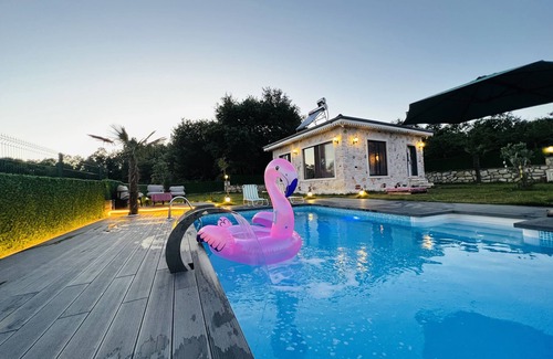Kandira Villa | Meda Suite Sıcak Havuzlu Muhafazakar Taş Ev