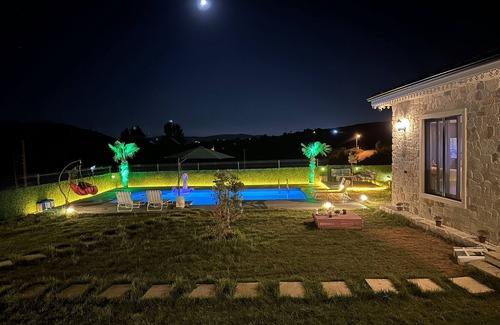 Kandira Villa | Meda Suite Sıcak Havuzlu Muhafazakar Taş Ev