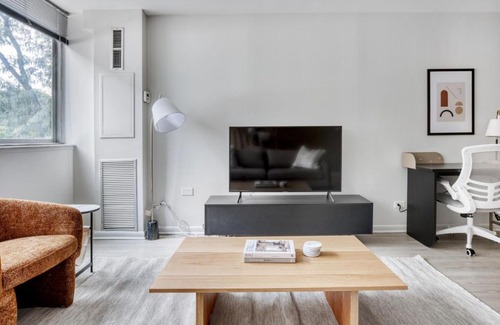 Near West Side Apartment | Medical District 1BR w WD Gym nr Hospitals CHI-719