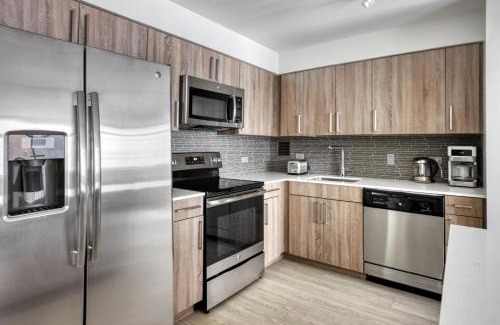 Near West Side Apartment | Medical District 1BR w WD Gym nr Hospitals CHI-719