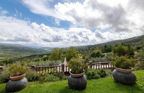 Caprese Michelangelo House | Medieval Farmhouse in Caprese Michelangelo with Terrace