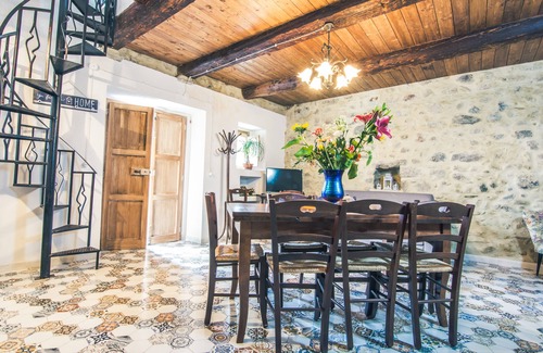 Rocca Imperiale House | Medieval house near a castle