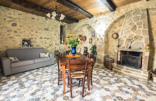 Rocca Imperiale House | Medieval house near a castle