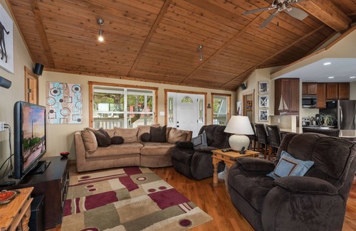 Lakehills House | Medina Lake Villa - Stunning Lakeviews, Waterfront Access & Pool