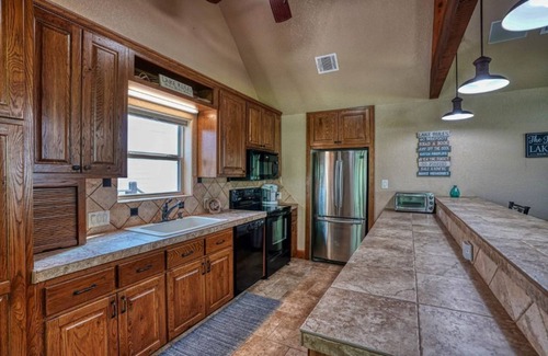Lakehills House | Medina Lake Waterfront Getaway