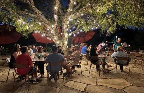 Medina Hotel | Medina River Oaks Courts