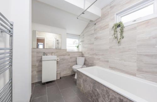 Wainscot House | Medway, Rochester Stays Living - Contractors, Family, Free Parking, Garden, Sleeps up to 6 guests