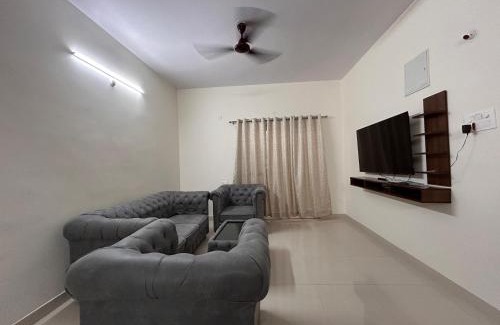 Madhapur Apartment | Mee Homes Family Fully Furnished 2BHK in Madhapur