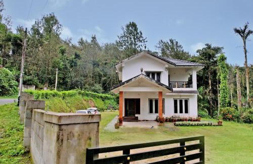 Vastare Villa | Meera Homestay - 2BH, Estate, Balcony, One Group only