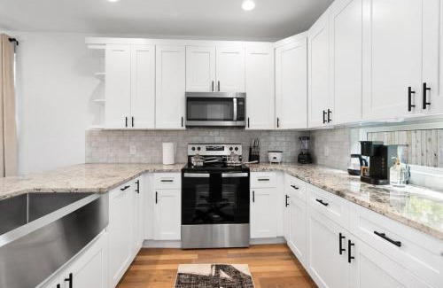 University Hills and Windsor Park House | Mega Home - Up to 20 People - Mins 2 ACL-F1-Dwntwn