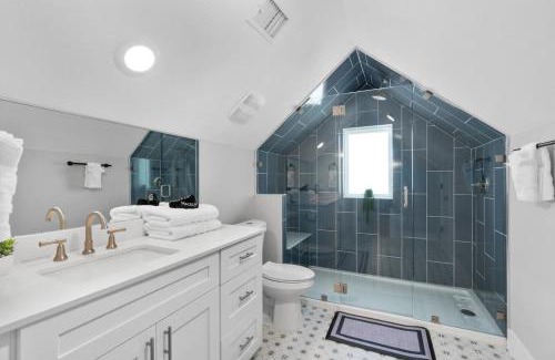 University Hills and Windsor Park House | Mega Home - Up to 20 People - Mins 2 ACL-F1-Dwntwn