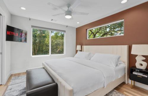 University Hills and Windsor Park House | Mega Home - Up to 20 People - Mins 2 ACL-F1-Dwntwn