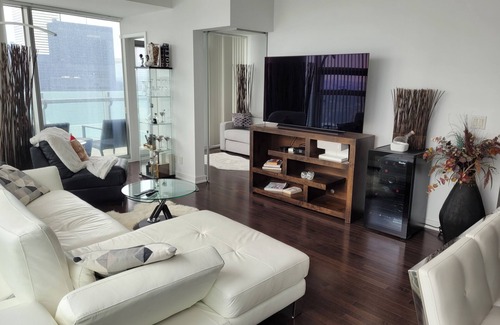 Toronto Entertainment District Apartment | mehri suites