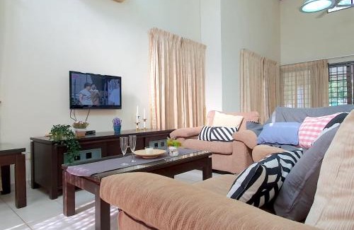Alor Gajah Villa | Melaka Afamosa Villa with Private Pool for 10 pax