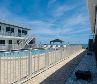 Claytons Hotel | Melbourne Beach Resort & Surf Club