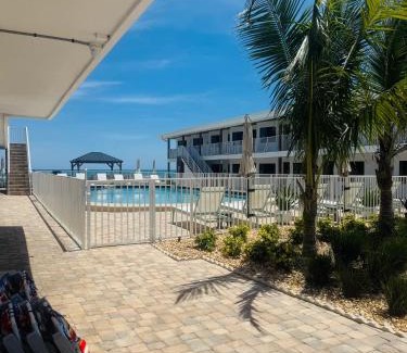 Claytons Hotel | Melbourne Beach Resort & Surf Club