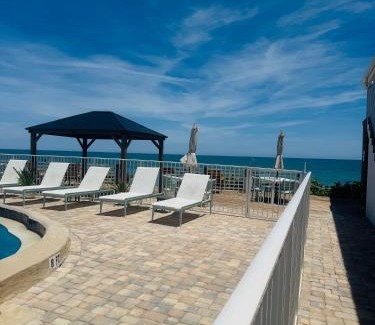 Claytons Hotel | Melbourne Beach Resort & Surf Club