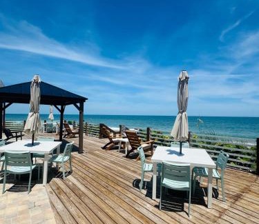 Claytons Hotel | Melbourne Beach Resort & Surf Club
