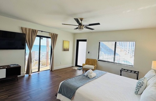 Claytons Hotel | Melbourne Beach Resort & Surf Club