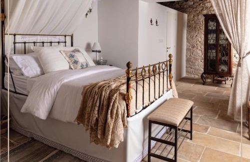 Mesana House | Melissothea Stone Suites