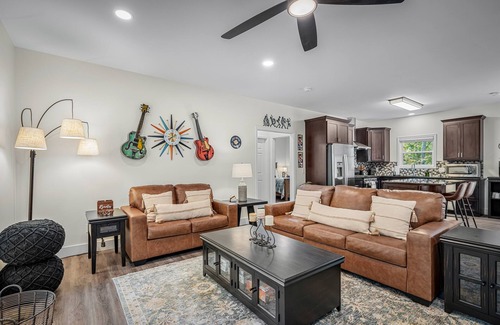 Fort Payne House | Melody Ridge | Fort Payne | Fast Wi-Fi | King Suite | 4 Smart TVs | Soaking Tub
