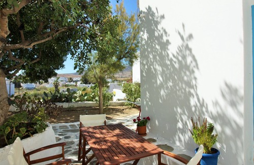 Piso Livadi Apartment | Meltemi studio with garden