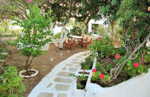 Piso Livadi Apartment | Meltemi studio with garden