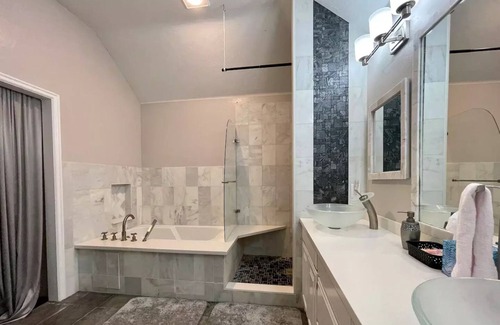 Edmond House | Meme's B&B in the Forest- Pool and Spa!