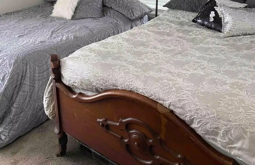 Edmond House | Meme's B&B in the Forest- Pool and Spa!