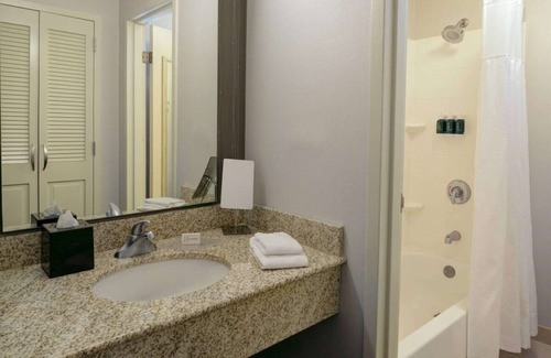 South Kansas City Hotel | Memorable Stay! Free Parking, Pool, Short Drive To Harry S. Truman Farm Home!