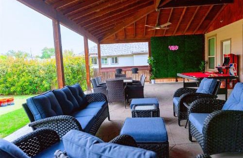Lockhill Estates House | Memorable Vacations 5 stars- 5 min from airport