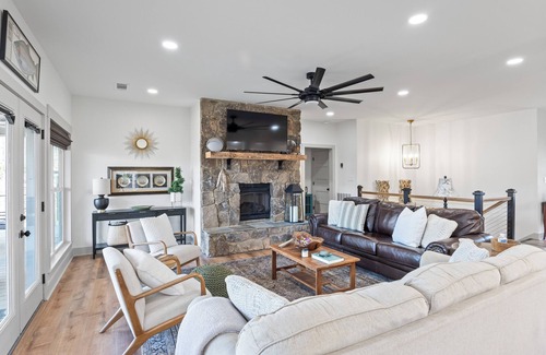 Alexander City House | MemoRays Made on Martin, MemoRays Made on Martin- 5BR Lake Front Home- Sleeps 12