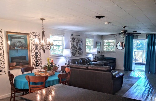New London House | Memorial and Labor Day still available!