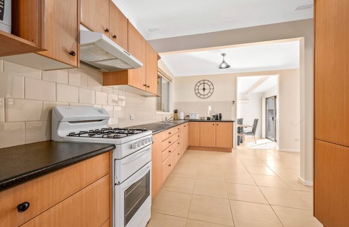 Cessnock House | Memories On Mount View, Cosy Wood Fire, Big Games Room, Netflix.
