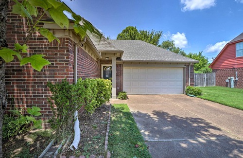 Lakes of Forest Hill Cottage | Memphis House w/Yard 25 Minutes to Beale Street!