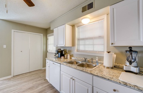 Whitehaven House | Memphis Vacation Rental - Walk to Graceland!