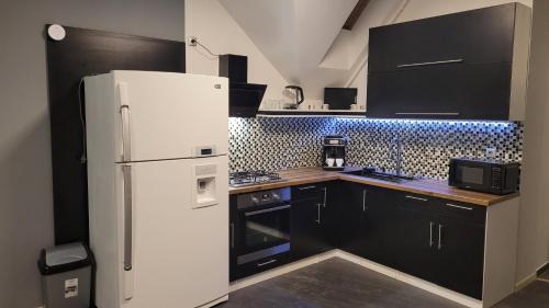 Gyula Apartment | Men's World