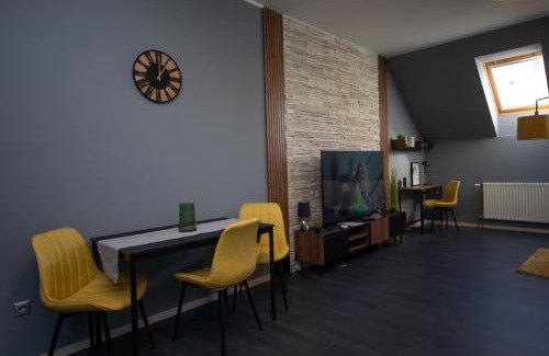Gyula Apartment | Men's World