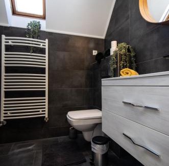 Gyula Apartment | Men's World