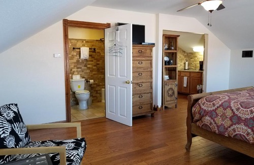 Fredericksburg Bed & Breakfast | Mendelbaum Winery Loft West