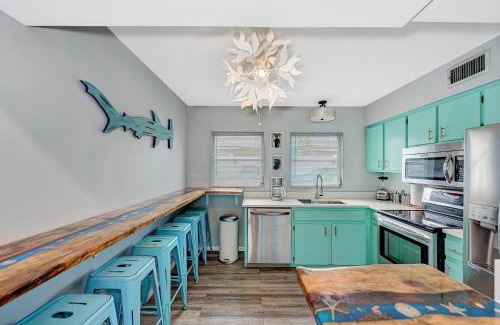 Siesta Key Village House | Mermaid-Shark 6BR House With Pool, Jacuzzi - Steps to Siesta Key Beach