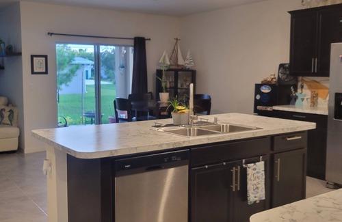 Sebastian Highlands House | Mermaids Cove - Spacious retreat in Sebastian beach town.