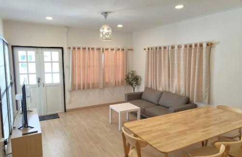 Saen Suk House | Merry house บ้านพักริมหาดบางแสน