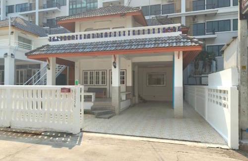 Saen Suk House | Merry house บ้านพักริมหาดบางแสน