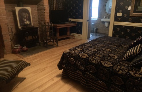 East Dubuque House | Merry Mansion - Garden Room w/ Fireplace