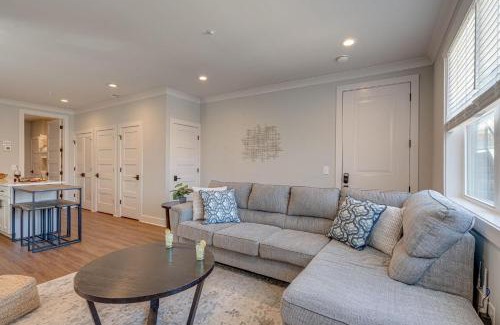 Melrose House | Merry Melrose - Rooftop Patio - 5 Mins to Broadway
