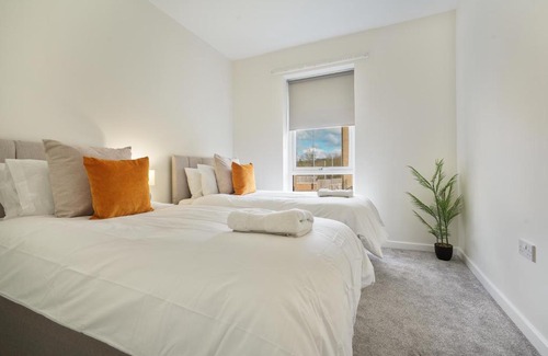 Sheffield Apartment | Mersey Way, Spacious 3 Bed Home, Close to Sheffield City Centre & FREE Driveway Parking - Perfect for Workers, Groups & Families - Hosted by Stay Host Save