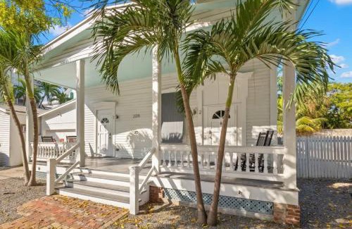 Historic Seaport Apartment | Mesa House, Dos -Unreal Location