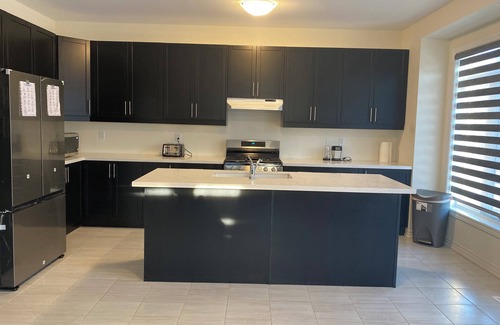 Brampton House | Mesmerizing 6 Bed 3.5 Bath Home - Open Concept Kitchen Living Dining & Parkings