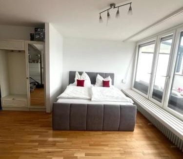 Munchen District House | MesseWohnenAschheim Business Zimmer und Apartment mit Balkon bei Messe München